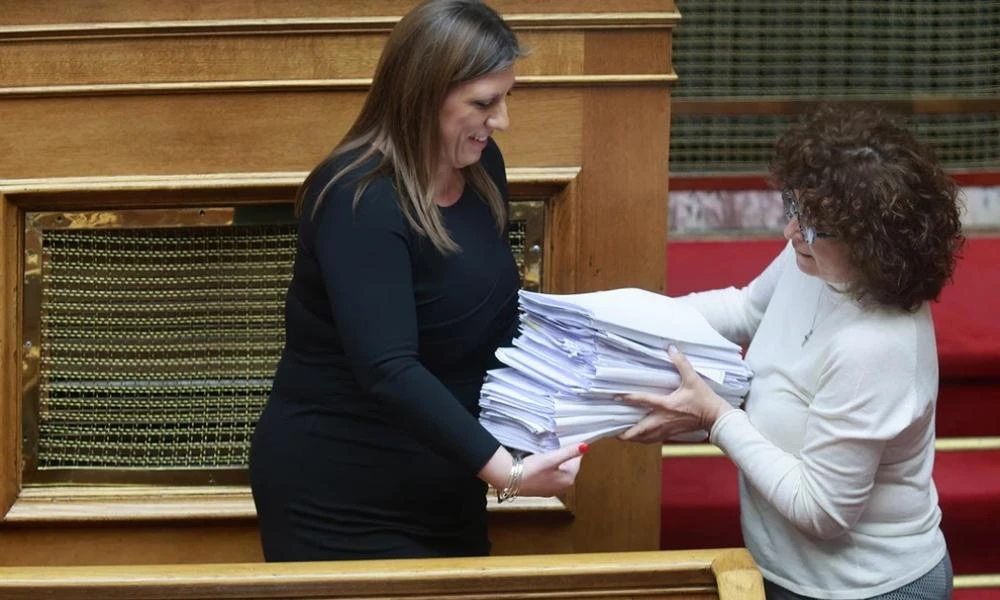 Πρόταση δυσπιστίας: Στις τρεις διακοπές... μπήκε στη Βουλή η Κωνσταντοπούλου